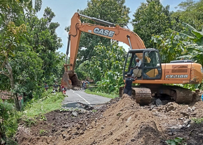 DIKEBUT: Perbiakan Jalan Utama Kajar-Lasem dikebut usai ambles baru-baru ini.