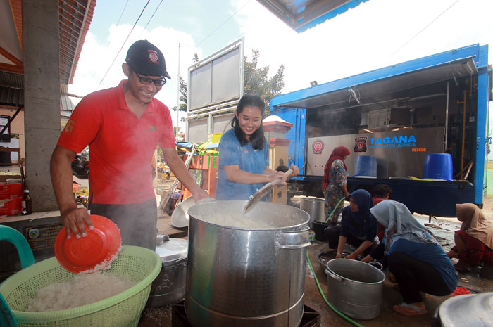 PULIH: Para relawan menyiapkan menu buka puasa terakhir di dapur umum yang dibuka di Balai Desa Sowan Kidul kemarin.