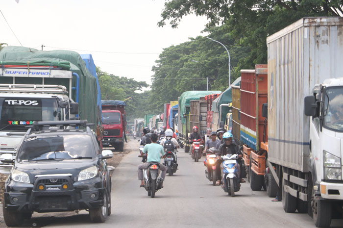TAK BISA BERGERAK: Kemacetan panjang terjadi pada Perempatan Jetak, Kudus, hingga Trengguli, Demak, macet parah, kemarin.