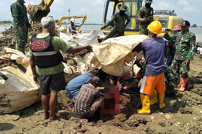 URI-URI TRADISI: Warga menyembelih wedus kendit ikhtiar batin penanganan tanggul kemarin.