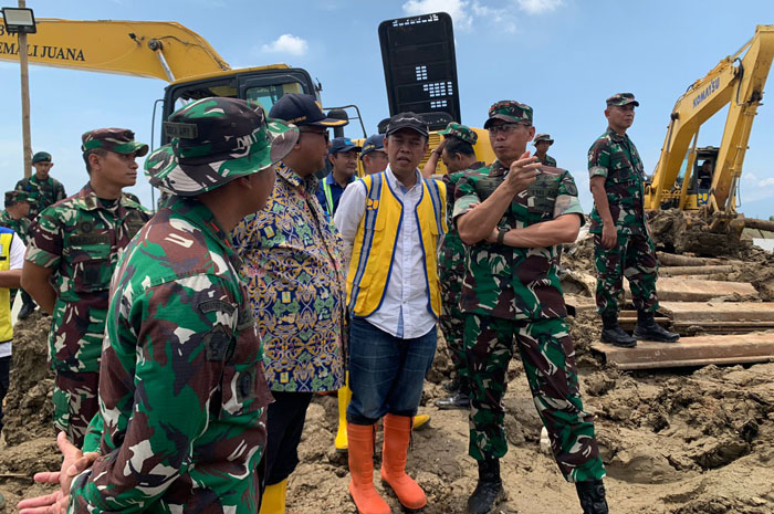 MASIH TERKENDALA: Pangdam IV Diponegoro, Mayjen TNI Deddy Suryadi (kanan) meninjau pekerjaan tanggul yang jebol di Demak Kemarin.