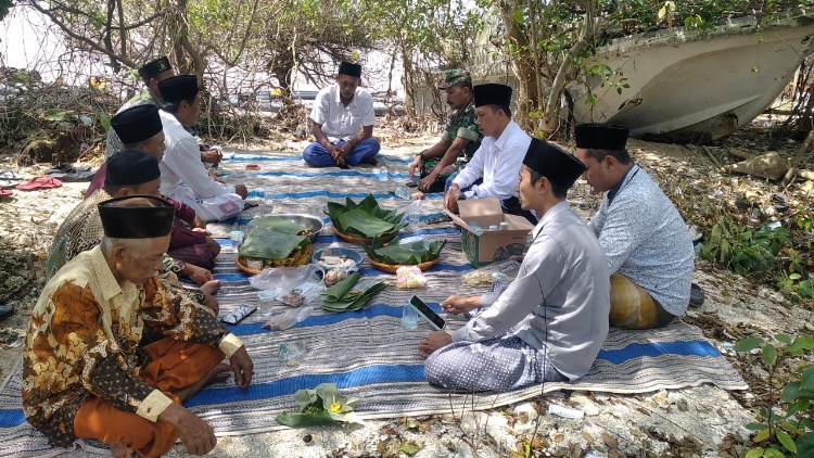 DOA: Pemerintah dan warga setempat menggelar doa di samping Buyuk/Duyuk yang telah bersandar pada sekitar 2020/2022.