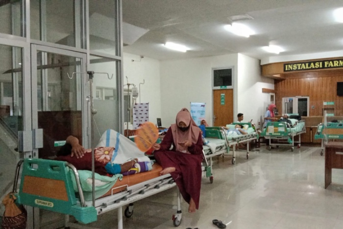 DIEVAKUASI: Pasien RSUD dr R Soetrasno Rembang berada di lantai bawah setwlah terjadi gempa Tuban.