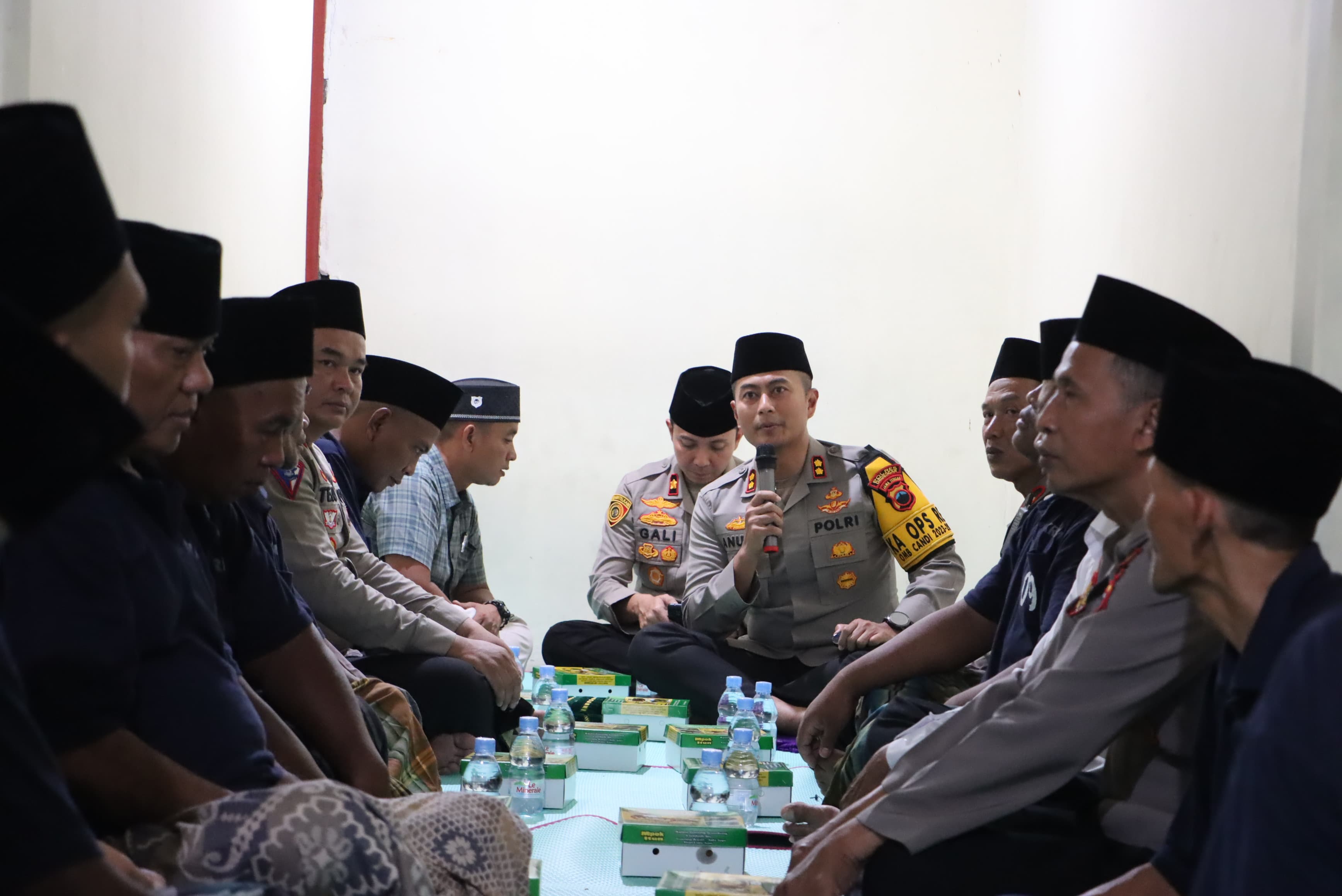 BUKA BERSAMA: Kapolres Grobogan AKBP Dedy Anung Kurniawan memberikan arahan kepada tahanan Mapolres setempat usai acara buka bersama, kemarin.