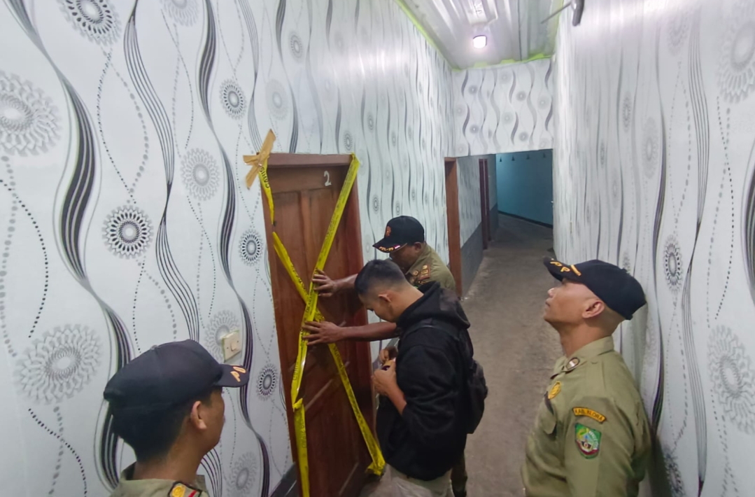SEGEL: Tim Satpol PP Blora tutup paksa karaoke yang tetap buka saat Ramadhan ini.