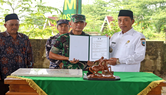 TEPAT WAKTU: Bupati Abdul Hafidz bersama Dandim 0720 Rembang saat upacara penutupan TMMD kemarin