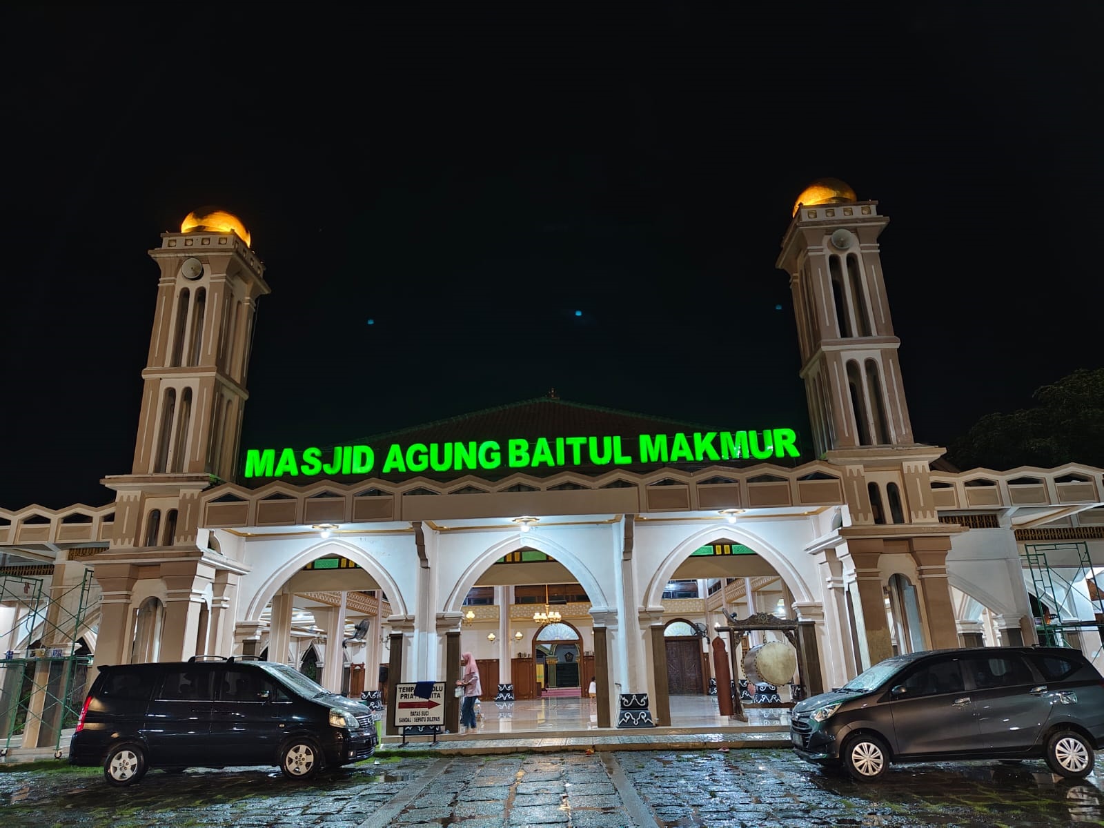 SYAHDU: Suasan malam hari Masjid Besar Baitul Makmur Purwodadi yang sudah tersentuh dengan gaya arsitektur modern.
