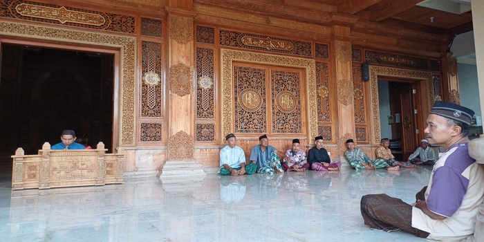 SYIAR: Warga berkumpul setiap sore jelang berbuka untuk mendengar pengajian dan meramaikan masjid.