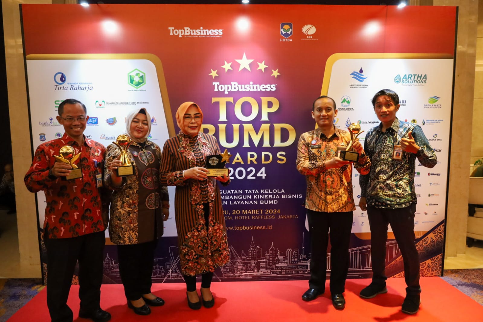 GOLDEN TROPHY: Direktur Utama BPR BKK Puwdadi (Perseroda) Anita Fitriani Yusuf bersama  Bupati Sri Sumarni dan Kabag Perekonomian Agus Beka mendapatkan penghargaan Top BUMD Award 2024.