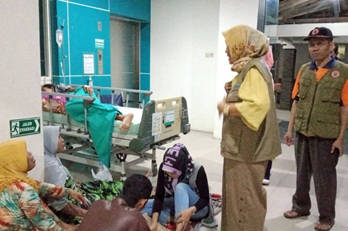 DIEVAKUASI: Pasien RSUD dr R Soetrasno Rembang berada di lantai bawah setwlah terjadi gempa, Jumat (22/3).