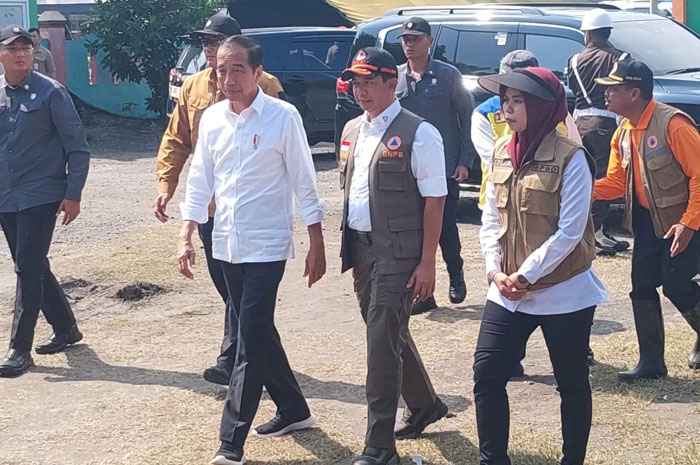 Presiden Jokowi bersama Bupati Demak dr Eistianah dan Kepala BNPB Suharyanto mengunjungi pengungsi di SMK Ganesa Gajah Demak.