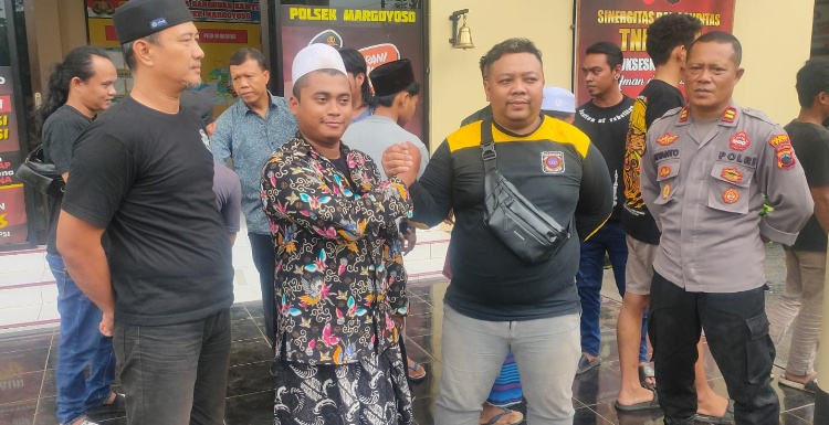 DAMAI: Antar perguruan pencak silat di Kecamatan Margoyoso menunjukkan surat pernyataan di polsek setempat belum lama ini.