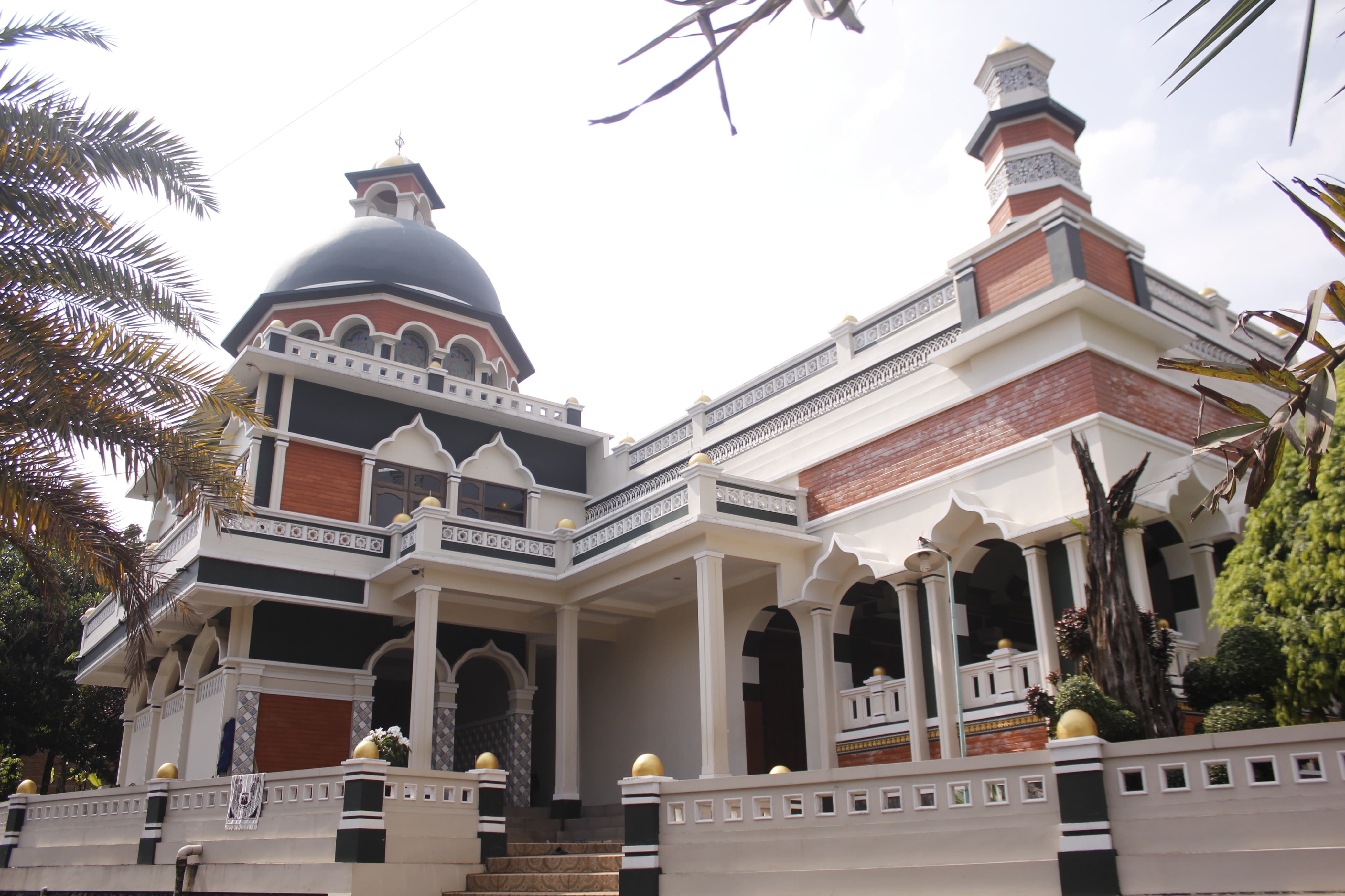ARISETEKSTUR CAMPURAN: Masjid Wali Joko Zainal Arifin tampak megah dilihat dari luar.