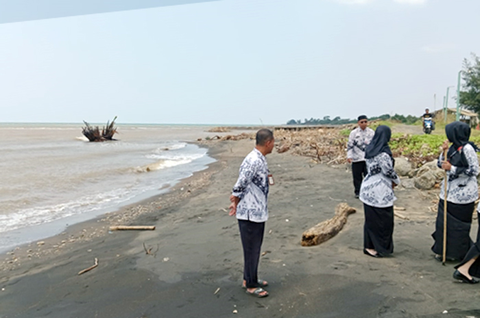 LINTAS: Para guru yang sedang berkunjung di pinggiran pantai Bayuran Kembang (23/3) saat melihat duyuk atau buyuk.