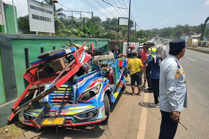 RINGSEK: Kondisi odong-odong yang ringsek setelah ditabrak truk trailer dari belakang.&nbsp;