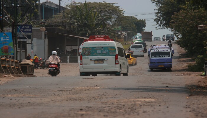 TERKELUPAS: Pengendara melintas ruas jalan provinsi yang ada di sekitar Mambak dan Suwawal kemarin.