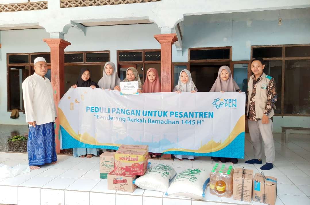 PEDULI: Yayasan Baitul Maal (YBM) PLN UIK Tanjung Jati B memberikan bantuan ke Ponpes Tahfidz Khozinatul Hikmah Bawu, Jepara, Jumat (22/3).