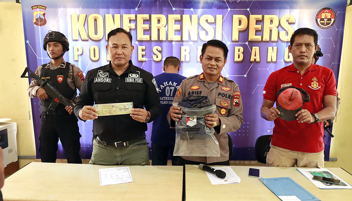 TUNJUKAN BARANG BUKTI: Kapolsek Lasem, AKP Arif Kristiawan, di dampingi Kasi Humas Ipda M. Ansori,  dan Kanit Reskrim Polsek Lasem Ipda Sukardi tunjukan barang bukti kasus pencurian motor.