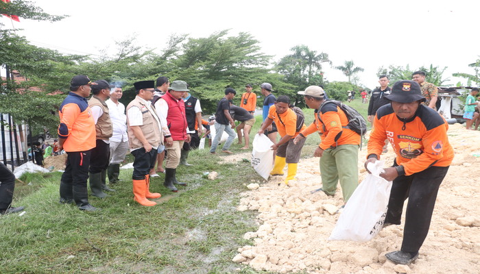 TURUT KERJA BHAKTI TUTUP TANGGUL: Pj Bupati Kudus turun langsung memberikan semangat kepada masyarakat yang kerja bhakti menutup tanggul kritis Undaan Tengah akibat luapan air Sungai Wulan