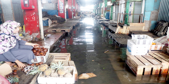 BAKAL DITINGGIKAN: Kondisi Pasar Wates, Undaan, tergenang banjir beberapa waktu lalu. Pasar ini menjadi salah satu yang akan direvitalisasi.