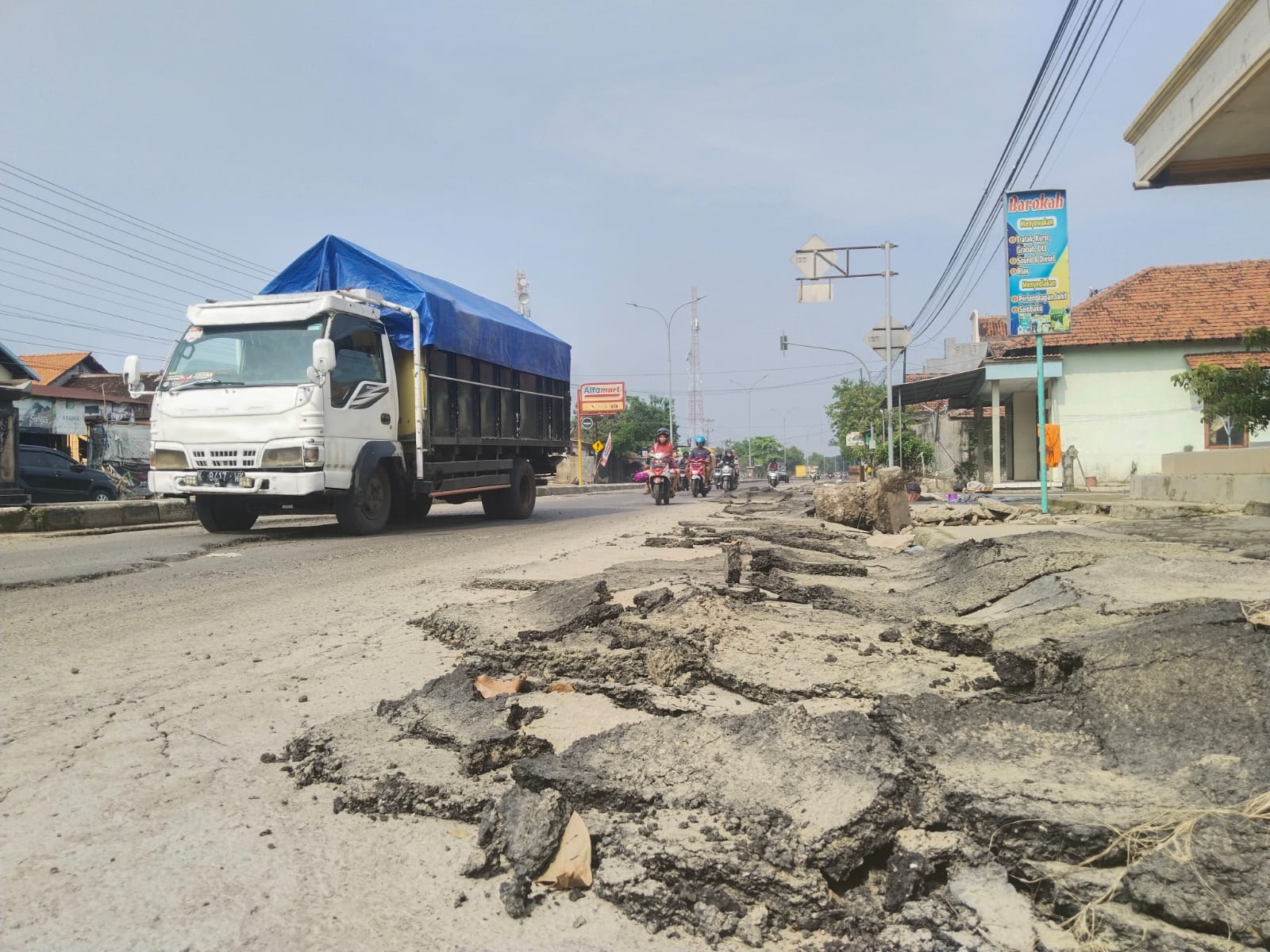 RUSAK: Lapisan aspal di Jalan Pantura Kudus-Demak mengelupas imbas terkena banjir.