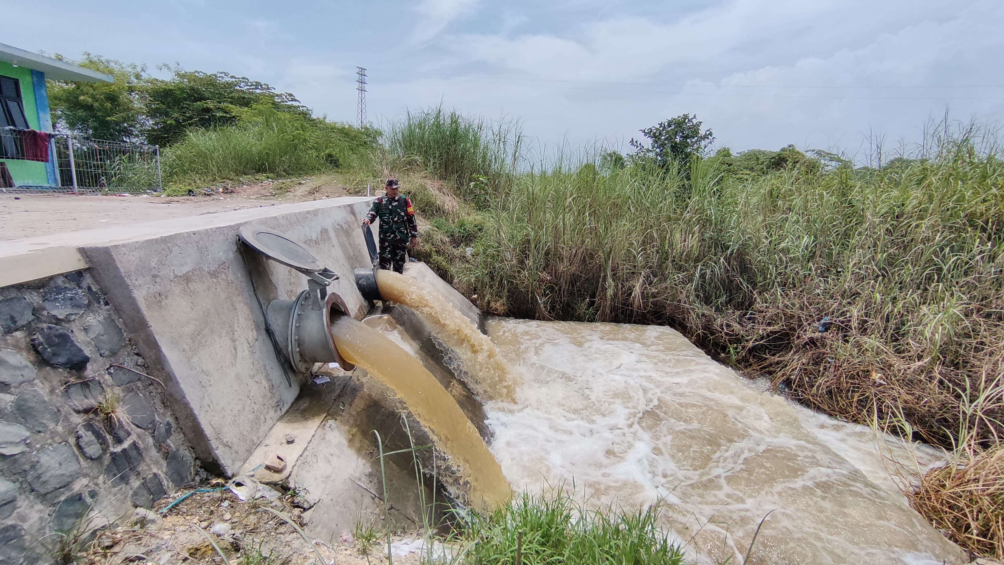 PENGERINGAN: Mesin pompa polder di Desa Jati Wetan dinyalakan untuk mempercepat penyedotan banjir kemarin.