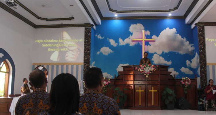 Umat Kristen GITJ sedang melaksanakan misa.