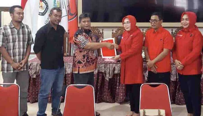 SERAHKAN SK PENGUNDURAN DIRI: Ketua DPC PDIP Grobogan Sri Sumarni didampingi sekertaris dan bendahara partai meyerahkan SK pengunduran diri tiga caleg dari PDIP ke KPU Grobogan.
