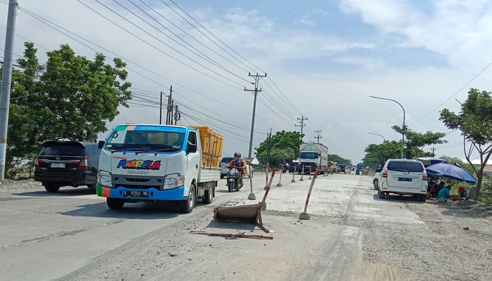 LEWAT: Pengendara melintasi jalan Pantura Kaliori yang sedang ada perbaikan jalan