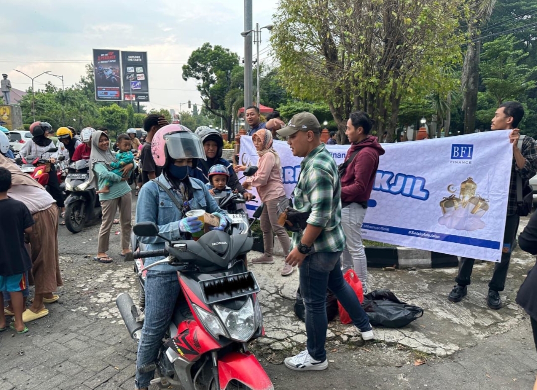 BERBAGI: Manager Aset Management BFI Finance Cabang Kudus, Bagus Prastyo, membagikan takjil kepada warga sekitar di depan kantor DPRD Kudus, Senin (25/3).