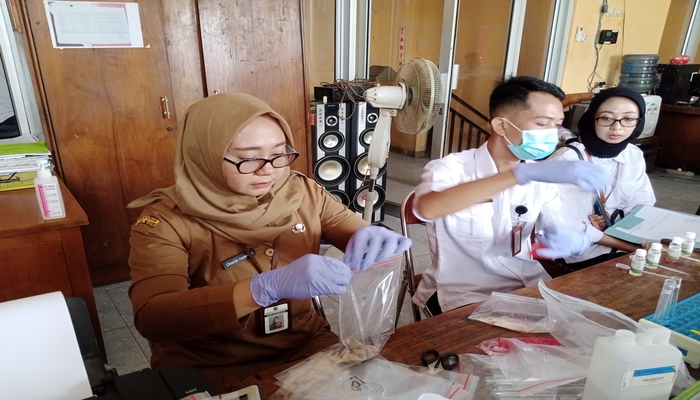CEK: Petugas dari Dinas Kesehatan Kabupaten Blora saat mengetes bahan pangan.