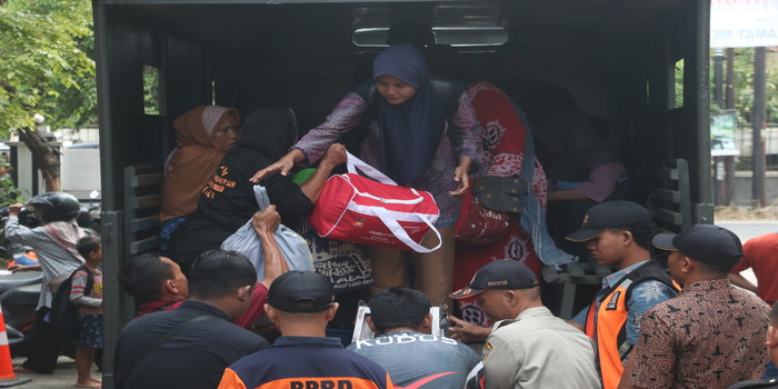 AYO BALIK&hellip;: Pengungsi di posko Gedung DPRD Kudus naik truk untuk kembali ke rumah mereka kemarin.
