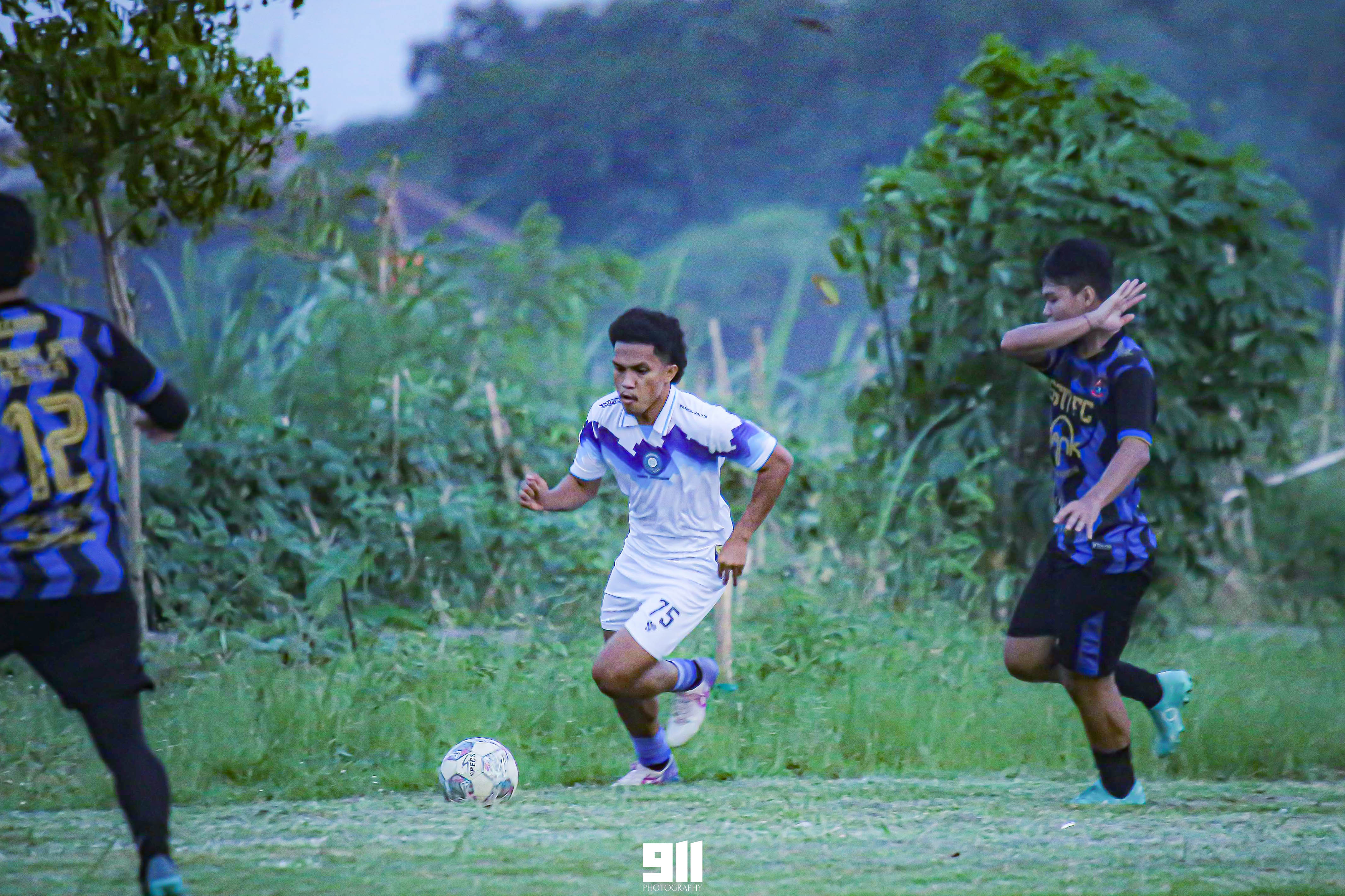 GABUNG PERSIKU: Mantan pemain PSIP Pemalang Hasbullah Khader saat latihan bersama pemain Persiku lain.