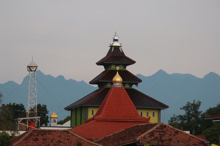 IKONIK: Penampakan atap Masjid Jami` Muhammad Arif Banjaran dengan latar belakang Gunung Muria.