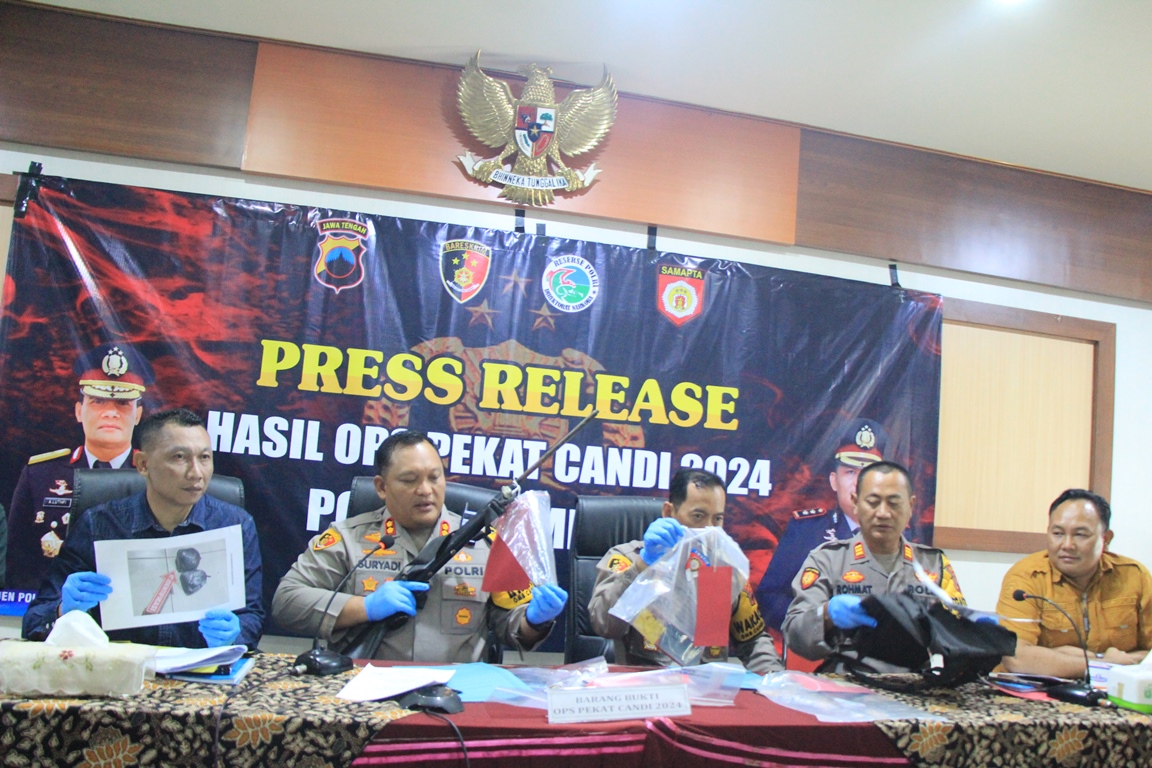 TUNJUKAN BARANG BUKTI: Kapolres Rembang menunjukkan senpi hasil pengembangan kasus tersangka pencurian kambing pada Rabu (27/3).