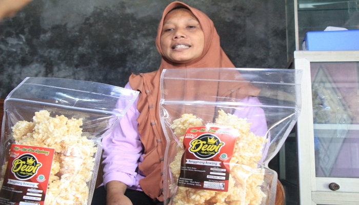 OLAHAN: Ibu-ibu Pasar Banggi tengah produksi olahan rengginang. Satu sisi dilakukan penjemuran sebelum di goreng dan packing, kemarin.