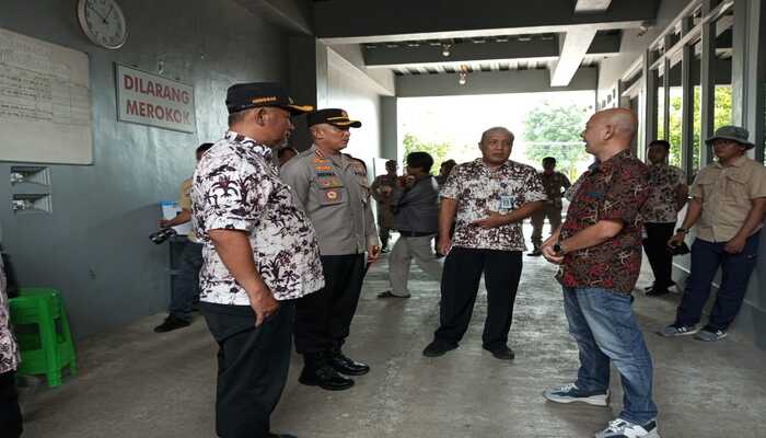 Pj Bupati Pati Henggar Budi Anggoro bersama Kpapolresta Pati dan Kepala Disdagperin Pati Hadi Santosa melakukan sidak ke agen gas LPG di Jalan Tondonegoro Pati.
