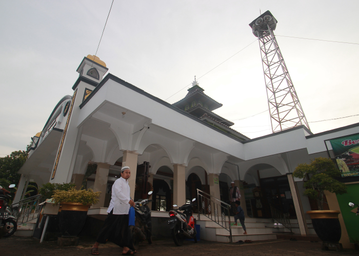 SAKSI SEJARAH: Seorang jamaah bersiap memasuki komplek Masjid Jami