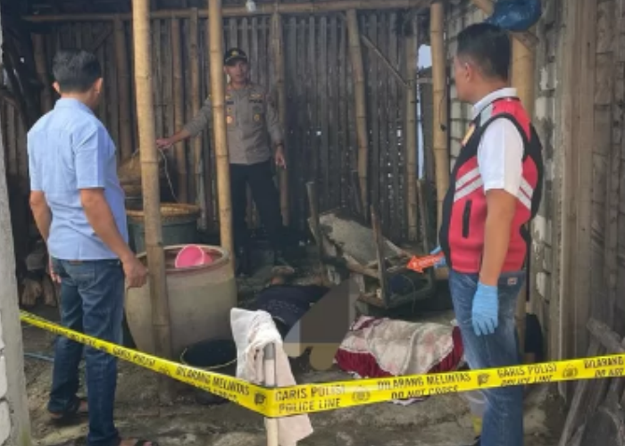 OLAH TKP: Petugas kepolisian melakukan olah TKP tewasnya bapak dan anak di Dukuh Sugihan, Desa Pulo Rembang pada Rabu (27/3).