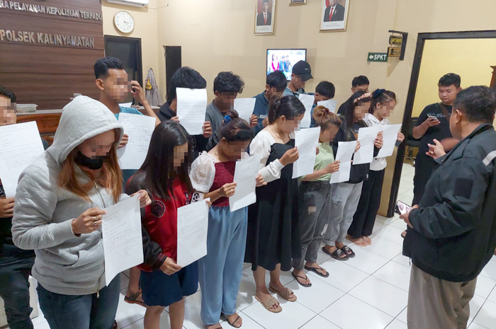 PEMBINAAN: Para pemuda dan pemudi dari berbagai daerah membawa surat keterangan berjanji tidak mengulangi lagi perbuatannya.