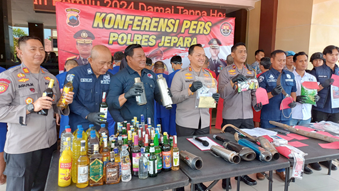 RILIS: Polres Jepara memperlihatkan sejumlah barang bukti dari hasil operasi Pekat selama 20 hari di halaman Mapolres Jepara (27/3).