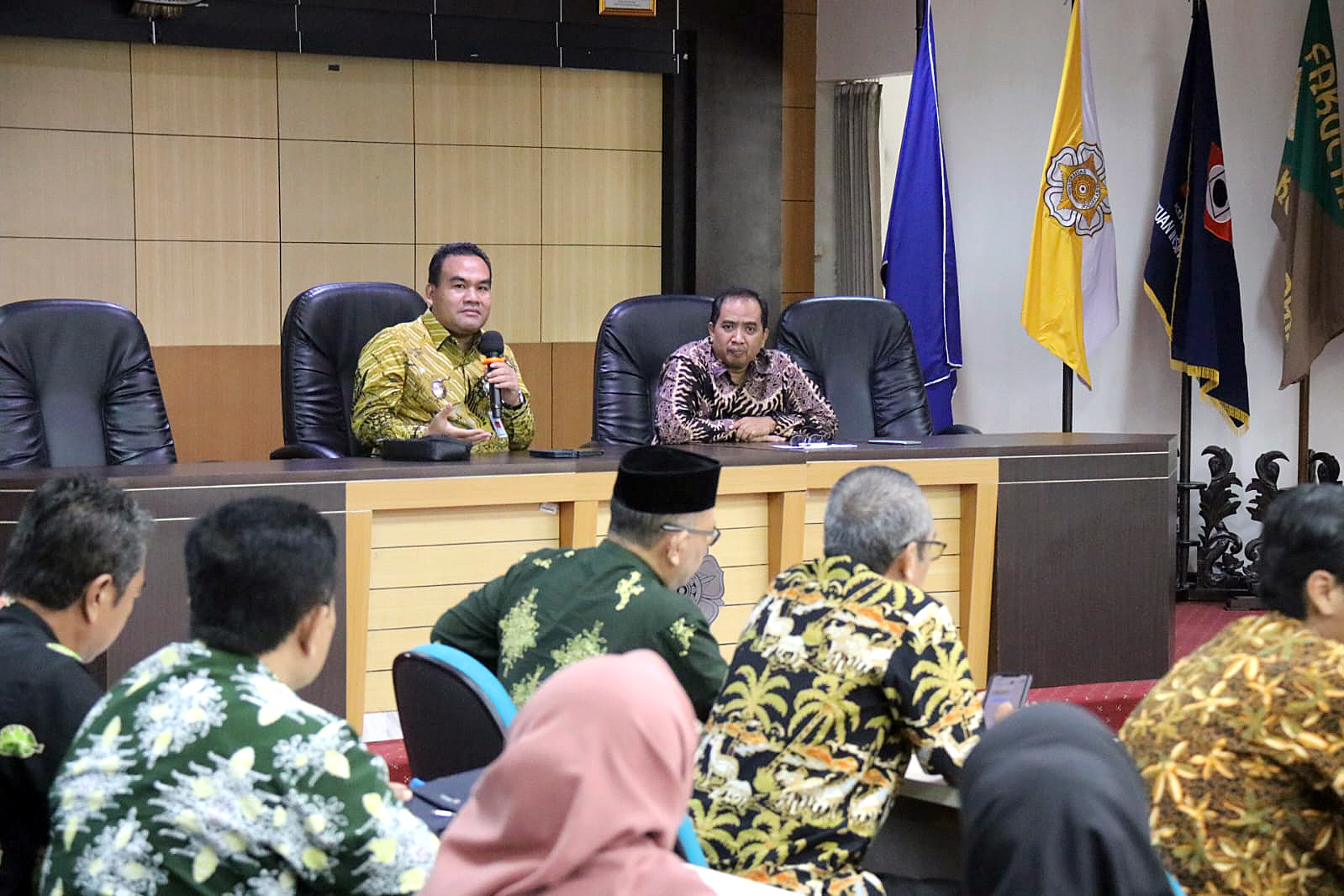 DIALOG: Bupati Blora Arief Rohman saat mendampingi lima kepala desa ke UGM belum lama ini.