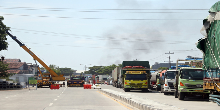 MACET PANJANG: Imbas perbaikan jalan Pantura Kudus-Demak sejumlah kendaraan terjebak macet karena contraflow oleh petugas. Kemacetan mulai dari Tanggulangin Jati dan diperkirakan hingga perempatan.