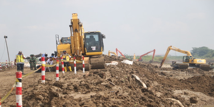 MASIH BEKERJA: Sejumlah alat berat menutup tanggul Sungai Wulan yang jebol di Desa Norowito, Karanganyar, akhir pekan kemarin.