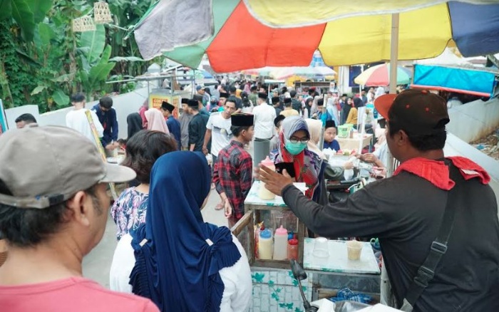 BERBURU TAKJIL: Masyarakat berburu kuliner di Kampung Ramadan Desa Kajen, Margoyoso belum lama ini.