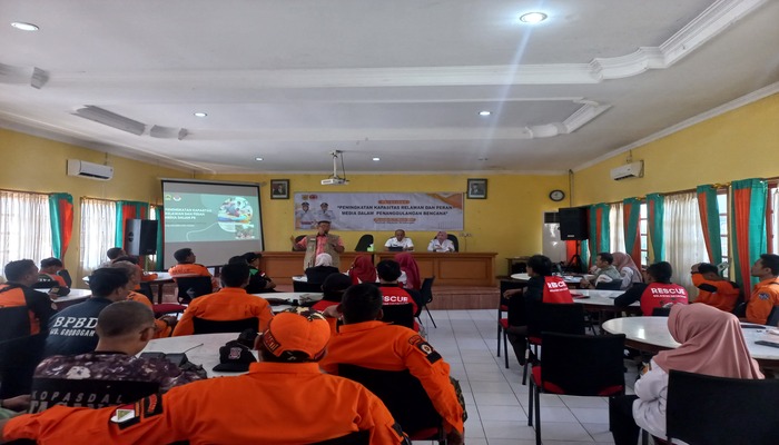 CERMAT: Kepala BPBD Jateng Bergas Catursari (berdiri) menyampaikan pemahaman mendasar hingga mendalam seputar kebencanaan di Rumah Kedelai Grobogan (RKG)