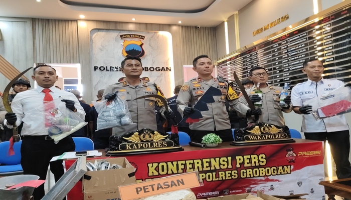 SIKAT PEKAT: Kapolres Grobogan AKBP Dedy Anung Kurniawan (dua dari kiri) merilis beberapa kasus penyakit masyarakat di mapolres