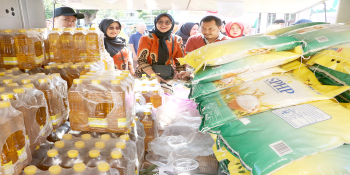 TEBUS MURAH: Sejumlah bahan pokok yang disiapkan untuk program pasar murah bagi masyarakat baru-baru ini.