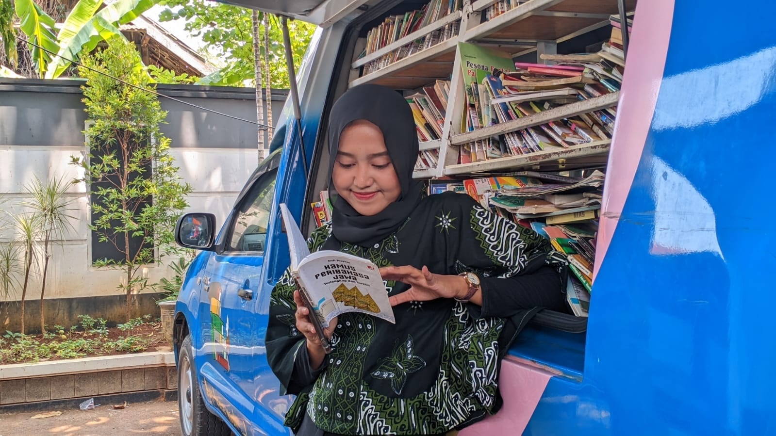 BERLITERASI: Masyarakat sedang menikmati layanan perpustakaan daerah milik kantor Dinas Arpus Kabupaten Pati belum lama ini.