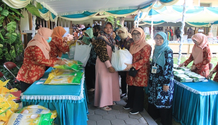BERBAGAI: Sitta Chirana Agus Setyo Ketua organisasi Dharma Wanita Persatuan RSUD dr. R. Soetrasno Rembang menyerahkan paket sembako dalam bazar dan pasar murah Ramadan saat pembukaan.